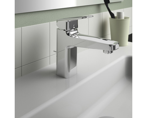 Glänzende Waschtischarmatur im Badezimmer