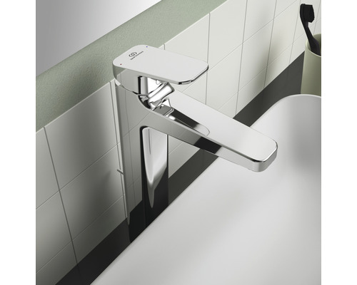 Auf einem Waschbecken montierter Wasserhahn