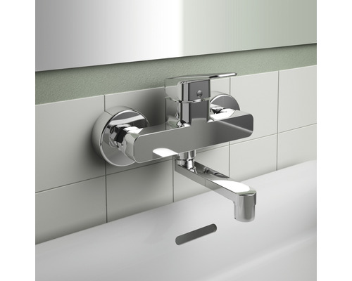 Robinet mural chromé monté au-dessus d''un lavabo.