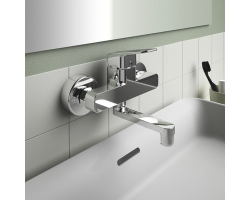 Mitigeur de lavabo chromé au-dessus d''un lavabo