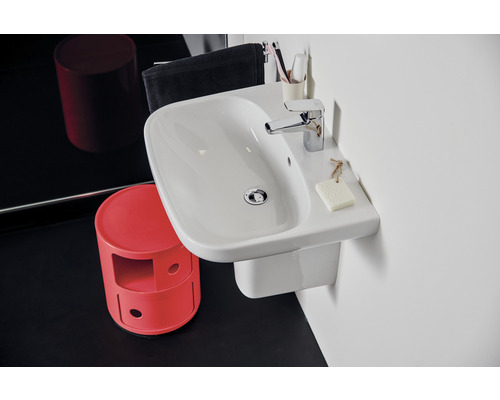 Lavabo de salle de bain avec robinet, savon et tabouret rouge