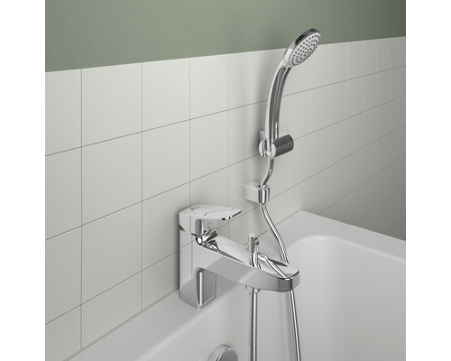 Robinet de baignoire avec douchette et flexible de douche monté sur le bord carrelé