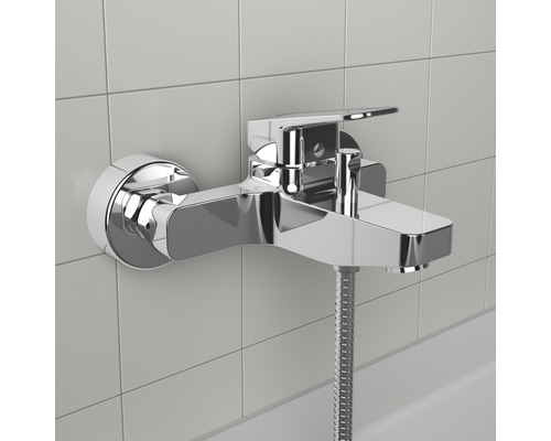 Robinet mural pour baignoire avec flexible de douche