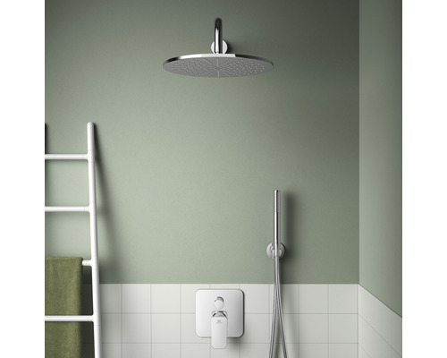 Badezimmer mit Regendusche, Handbrause, Armatur und Handtuchleiter