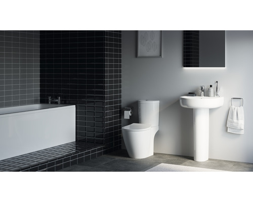 Badezimmer mit Badewanne, Toilette und Waschtisch