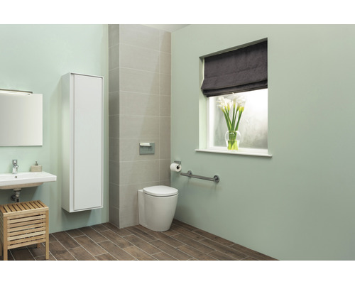 Badezimmer mit Waschbecken, Toilette und Badmöbeln