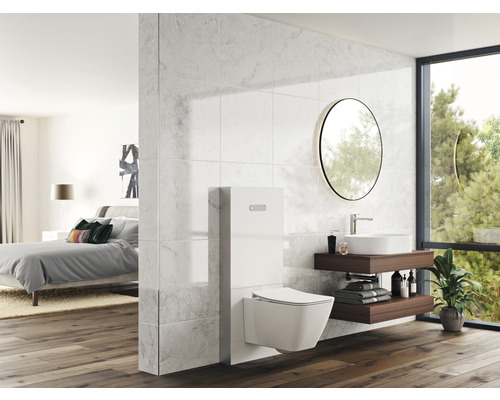 Salle de bains moderne avec WC suspendu, lavabo, miroir et parquet.