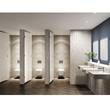 Öffentliche Toilettenanlage mit Kabinen, Waschbecken und Spiegeln