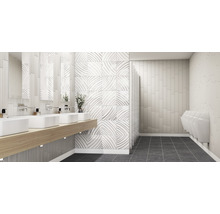 Salle d''eau publique avec lavabos, miroirs, motif de carreaux et urinoirs