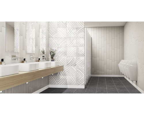 Öffentlicher Waschraum mit Waschbecken, Spiegeln, Fliesenmuster und Urinalen