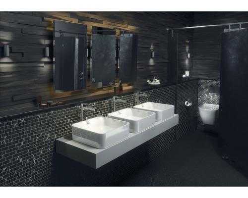 Salle de bain moderne avec trois lavabos, miroirs et carreaux foncés