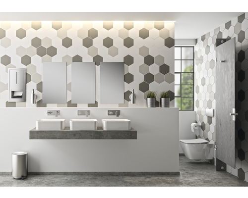 Salle d''eau publique avec lavabos, miroirs et carrelage hexagonal.