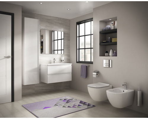 Salle de bain moderne avec lavabo, toilettes et bidet.