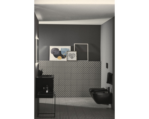 Salle de bains avec lavabo, bidet et carrelage géométrique