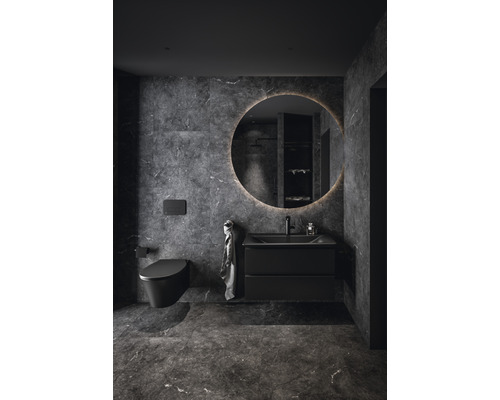 Salle de bains moderne avec toilettes, meuble sous-vasque et miroir rond