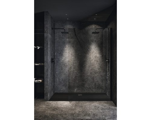 Dunkles Badezimmer mit ebenerdiger Dusche, Duschkopf und Armaturen