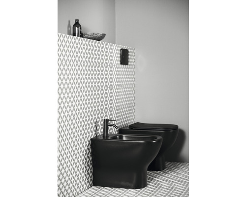 Salle de bains avec bidet, toilettes et carrelage à motifs