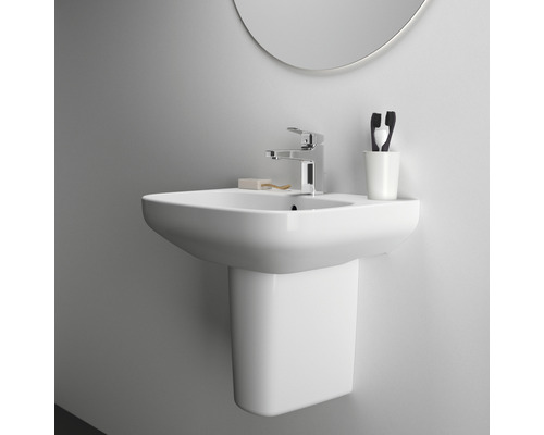 Meuble-lavabo avec lavabo et robinet dans la salle de bains