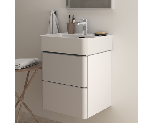 Badezimmer mit Waschtischunterschrank, Waschbecken und Armatur