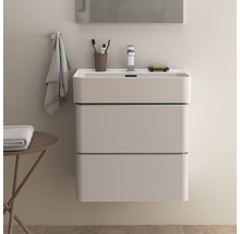 Modernes Badezimmer mit Waschbeckenunterschrank, Armatur und Accessoires.