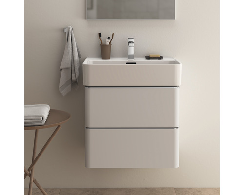 Salle de bain moderne avec meuble sous-lavabo, robinet et accessoires.