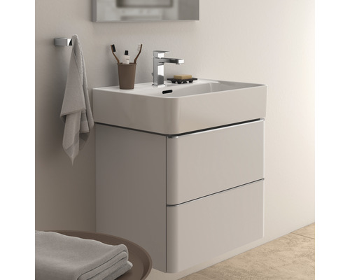 Meuble sous-lavabo avec deux tiroirs, vasque à poser et robinetterie dans la salle de bain