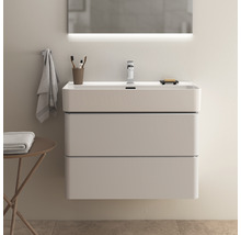 Salle de bains moderne avec meuble sous-lavabo, miroir et serviettes.