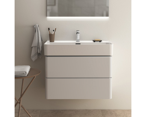 Modernes Badezimmer mit Waschbeckenunterschrank, Spiegel und Handtüchern.