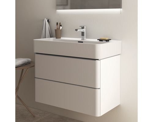 Waschtisch mit zwei Schubladen, Armatur und Spiegel mit Beleuchtung im Badezimmer