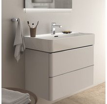 Salle de bains avec meuble sous-lavabo, robinetterie et miroir