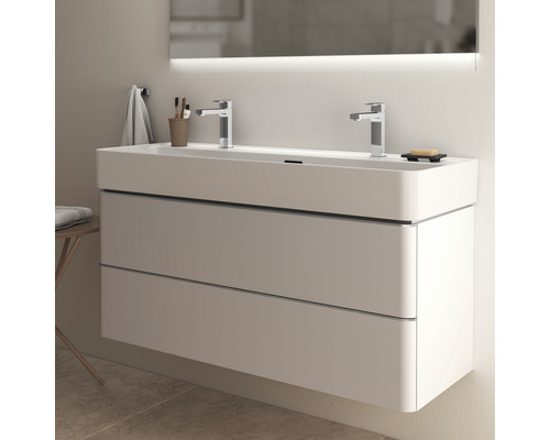 Modernes Badezimmer mit Doppelwaschtisch und Unterschrank