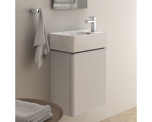 Combinaison de lavabo avec robinet et porte-serviettes dans la salle de bain