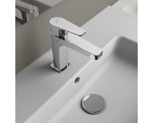 Waschtischarmatur aus Metall auf einem Waschbecken