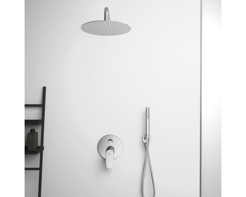 Brausegarnitur mit Kopfbrause, Handbrause und Armatur im Badezimmer