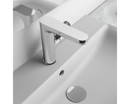 Waschbeckenarmatur aus Metall auf einem weißen Keramikwaschbecken