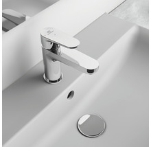 Robinet de lavabo en chrome sur un lavabo