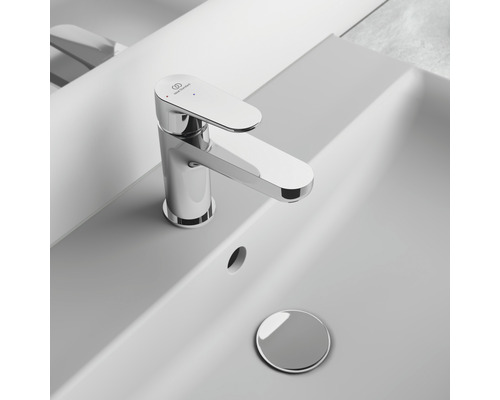 Robinet de lavabo en chrome sur un lavabo