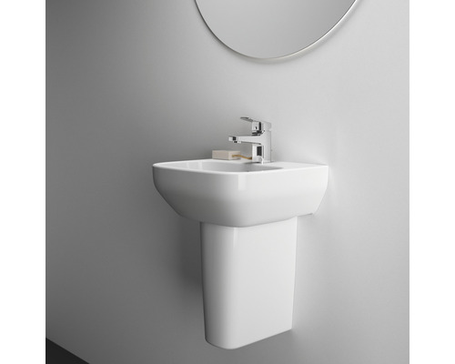 Vasque avec robinet et miroir dans une salle de bain