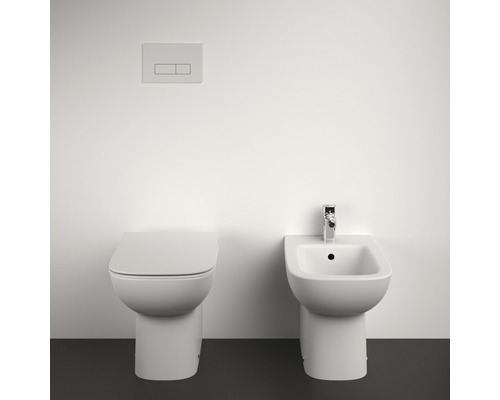 Toilette et bidet avec bouton de chasse d''eau au mur