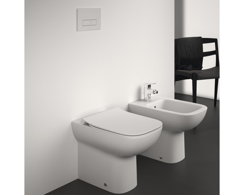 Salle de bains moderne avec WC, bidet et plaque de commande