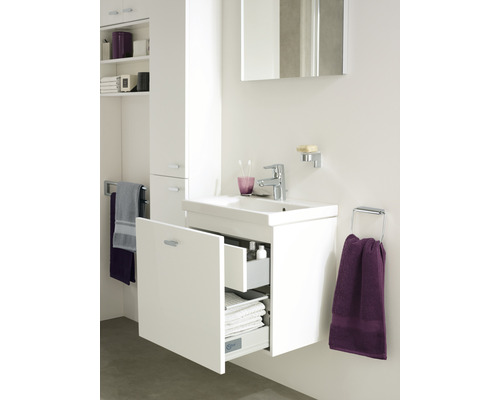 Salle de bains avec meuble sous-lavabo, armoire de toilette et porte-serviettes pour le linge de bain.