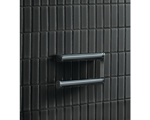 Porte-serviettes en métal sur un mur avec des carreaux de mosaïque