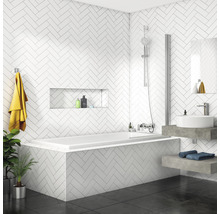 Modernes Badezimmer mit Badewanne, Waschbecken und weißen Ziegelwandfliesen im Fischgrätmuster.