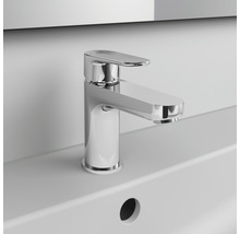 Robinet de lavabo en métal sur un lavabo