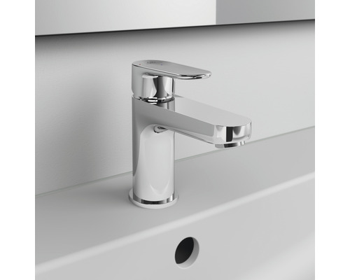 Robinet de lavabo en métal sur un lavabo