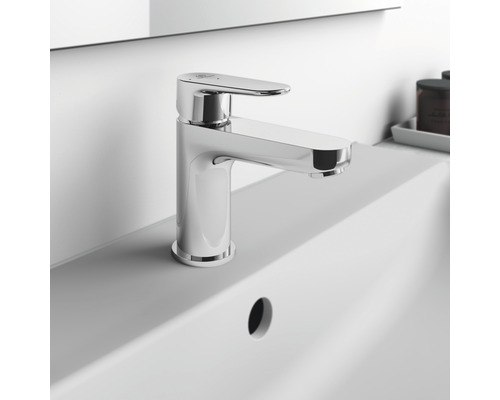 Robinet de lavabo sur un lavabo