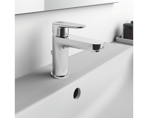 Glänzende Waschtischarmatur auf einem weißen Waschbecken