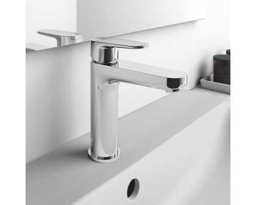 Verchromter Waschtisch Wasserhahn auf einem Waschbecken