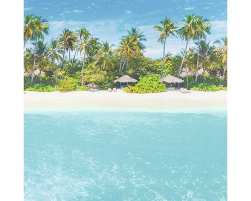 Scène tropicale avec des palmiers, une plage de sable blanc et de petites cabanes de plage.