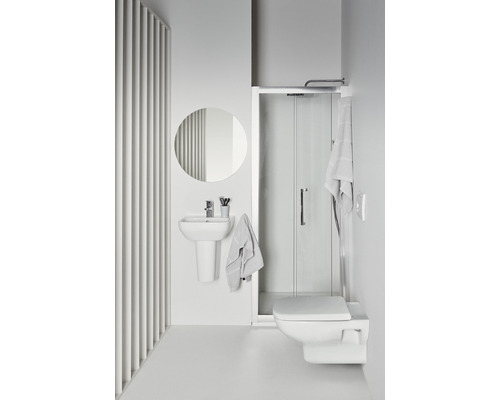 Salle de bains avec douche, toilettes, lavabo et miroir